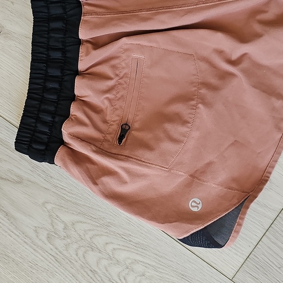 Lululemon Hotty Hot Short (2 1/2"), Size 8 - Picture 10 of 16